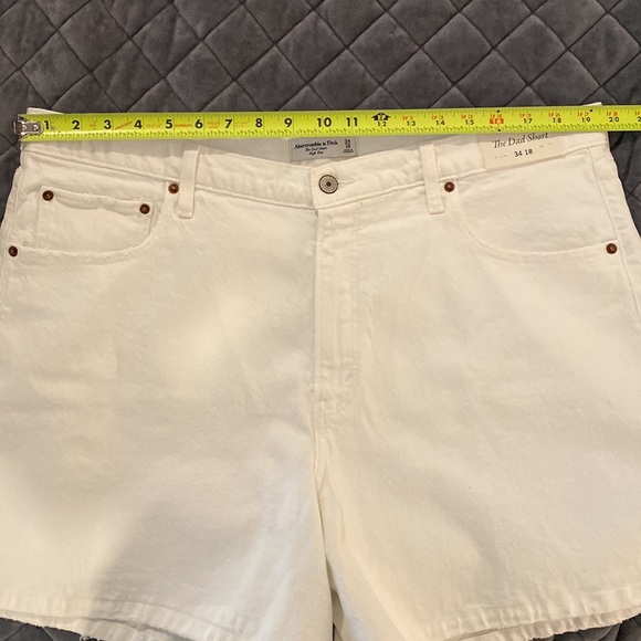 Abercrombie and Fitch White Denim High Rise Dad Short - Picture 6 of 7